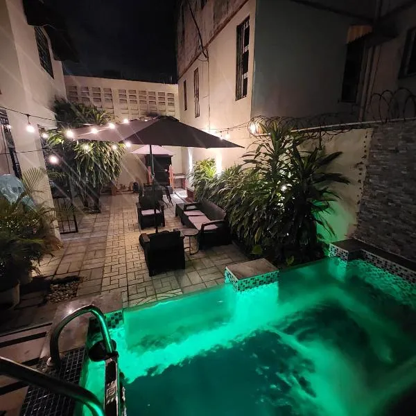 Private House with Pool, AC, BBQ, Fast Wi-Fi, Pet & Family Friendly, Near Colonial Zone, Mirador Sur Park & Ocean, in Santo Domingo, hotel v destinaci Santo Domingo