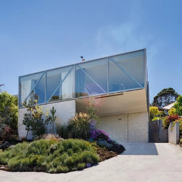 Architectural glass house with ocean views, Hotel in Taroona