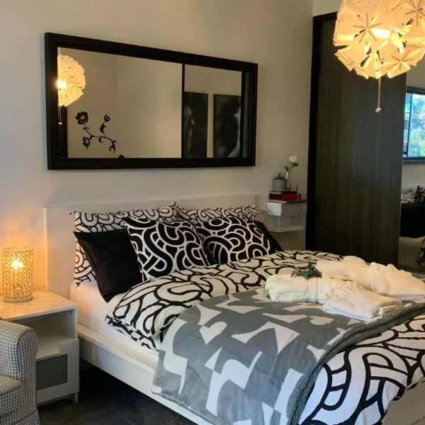 Comfort Bunker Luxe Apartment - 2B2B - 5min ACCOR, hotel in Sydney