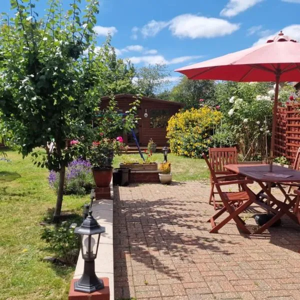 Studio Flat on Straight Road, Harold Hill,, ξενοδοχείο σε Havering atte Bower