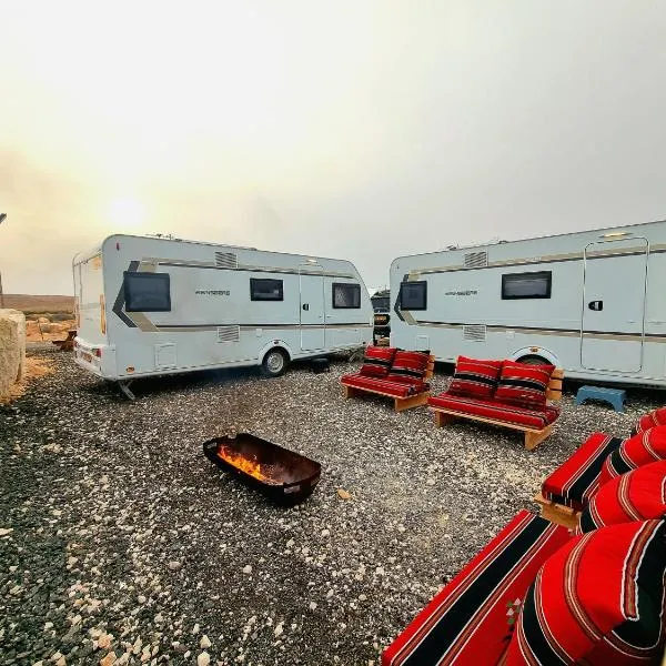 Glamping Caravans At The Farm - גלמפינג קרוואנים בחווה, hotel v destinaci Micpe Ramon