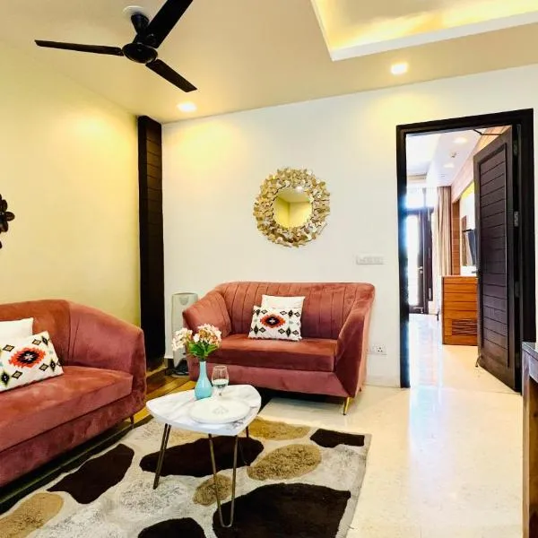 BluO 2BHK - M Block Mkt - Lift , Balcony , Parking, hotel in New Delhi