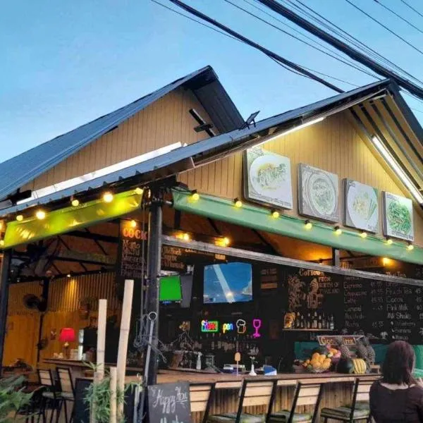 Bambus Restaurant, Bar & Hostel, hotel en Patong Beach