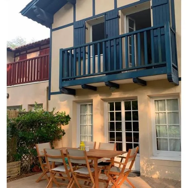Maison avec piscine sur le golf - plage à 600m, hotel in Moliets-et-Maa