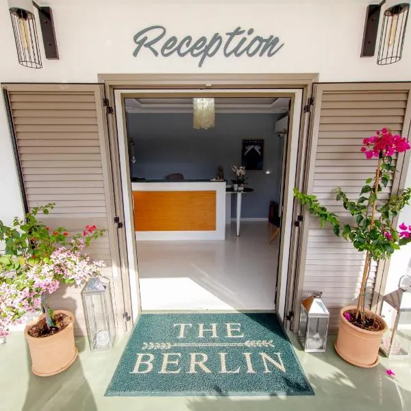 T H E BERLIN Studios and Suites, hotel v destinaci Nea Vrasna