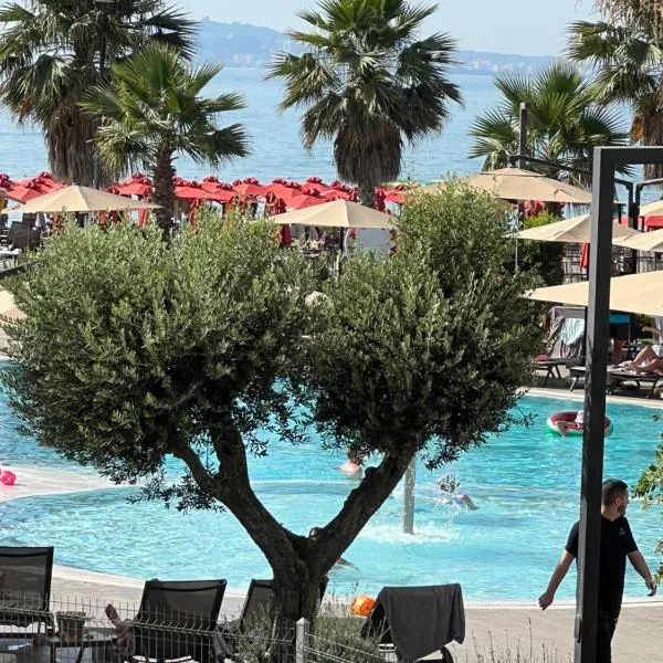 Bellavista Qerret Apartments, hotel Golemben