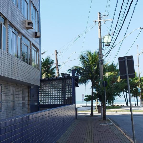 Kitnet na Vila Mirim totalmente Pé na Areia!