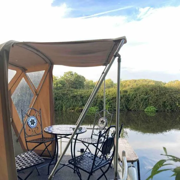 Dutch Cruiser Ship on a Tranquil Secluded River, hotel in Tonbridge