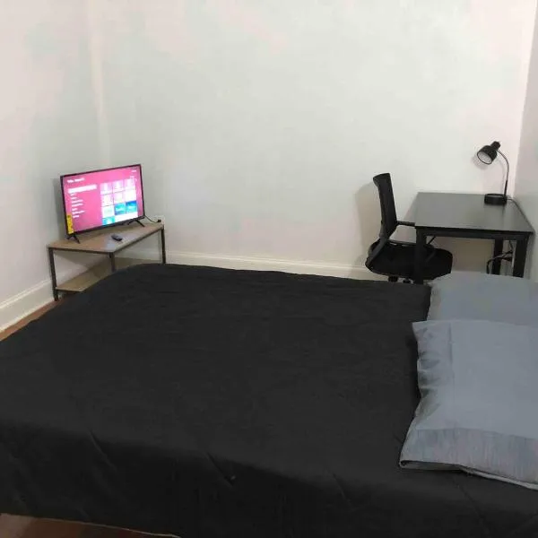 Spacious 2 bedroom apartment with 1 bathroom and private street entrance, hotel in Paterson