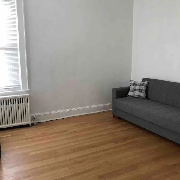 Spacious 2 bedroom apartment with 1 bathroom and private street entrance, hotel v destinaci Paterson