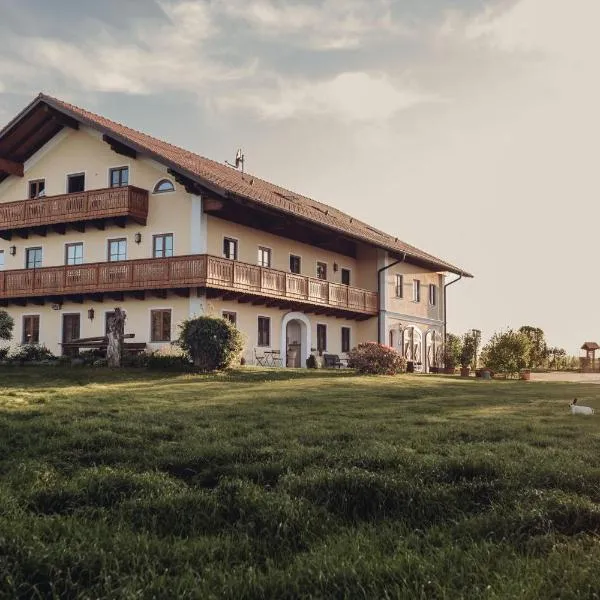 Am Schmiedhof Chaletapartments Neueröffnung!, hotel v destinaci Vogtareuth