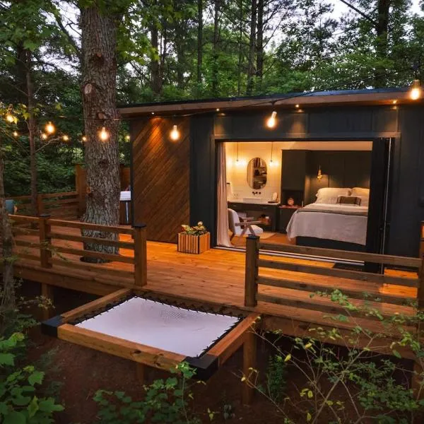 Luxury tiny cottage with deck hammock and hot tub!, hotel a Guntersville