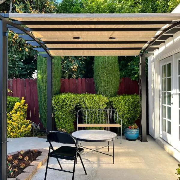 Cozy Suite with Private Patio Close to Downtown and UC Davis Medical Center, hotel in Sacramento