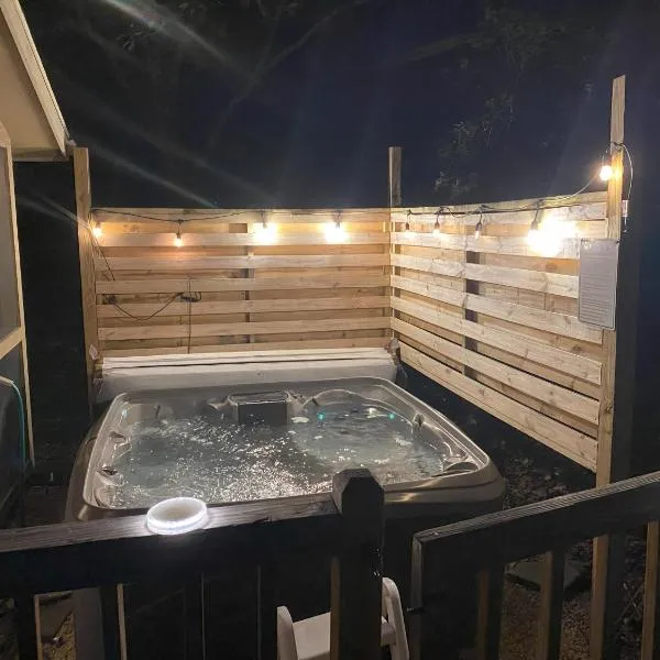 Pocono Mountain Home , Hot Tub- 1 Mile To Skiing!, hotel di Tannersville