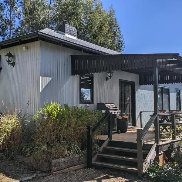Whispering Moon Cottage, отель в Ориндже