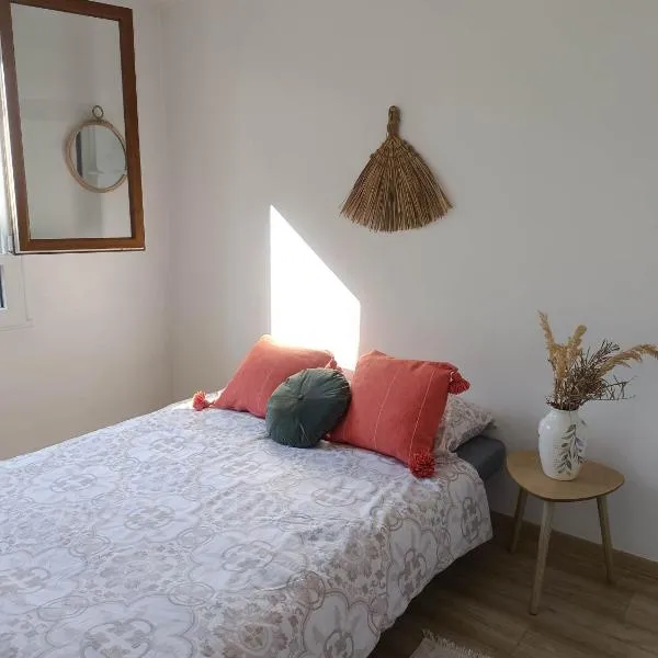 Private Room in Cozy Homestay - Line 14, Direct Access to Paris - Airport Orly, hotel v destinácii Chevilly-Larue