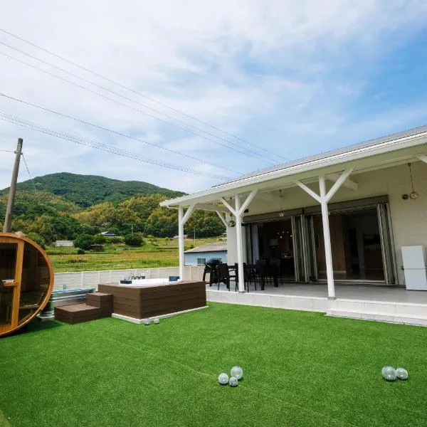 dogs retreat villa awaji, hotel v destinaci Sumoto