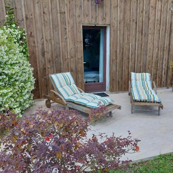 Gîte Cosy Grand confort dans un écrin de verdure، فندق في Agudelle