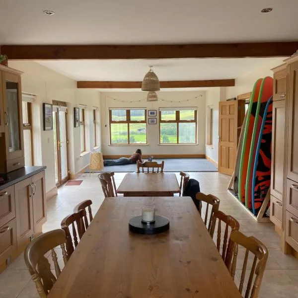 Winki Waves Surf Lodge - Sauna Included, hotell sihtkohas Kerrykeel