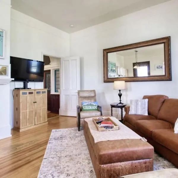 Historic Mountain Loft with GREAT Views, hotel in Leadville