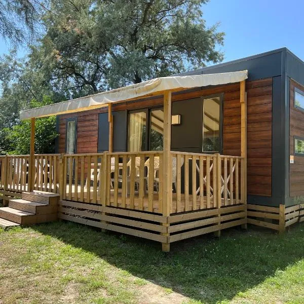 MobilHome Comfort XL (37m2) : 2 Chambres (6 personnes) - 2 SDB - Clim centralisée - TV - Terrasse balcon, hotel v destinaci Cadenet