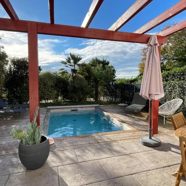 Maison avec piscine - Bidart campagne proche plages、ビダールのホテル
