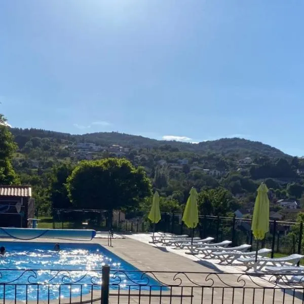 Camping maeva Respire de La Croze, hotel v destinaci Chatel-Guyon