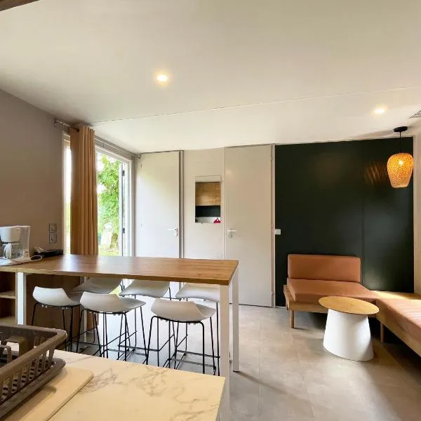 Camping Canal de Berry, hotel in Saint-Amand-Montrond