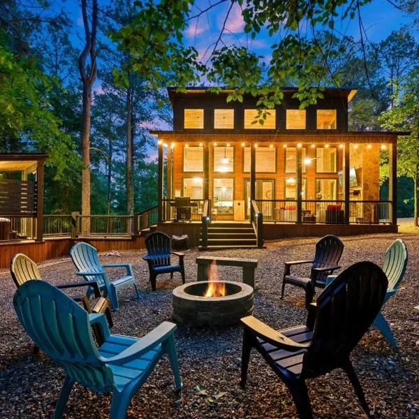 Luxury Cabin in the Woods with Hot Tub and Yard Games!, hôtel à Broken Bow