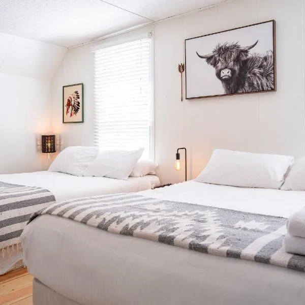 The Downtown Hive by Revelstoke Vacations, hotel v destinaci Revelstoke