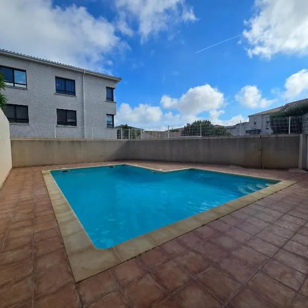 Appartement dans résidence avec piscine, hotel in Agde