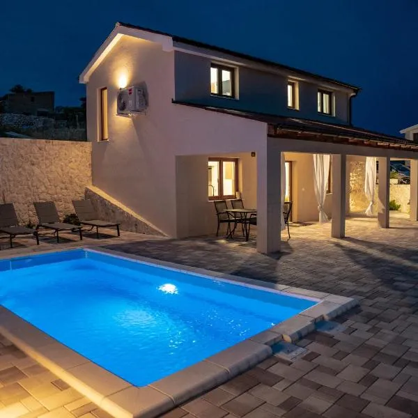 Villa Kamia with private heated pool and electric vehicle adapter, hotel v destinácii Zubovići