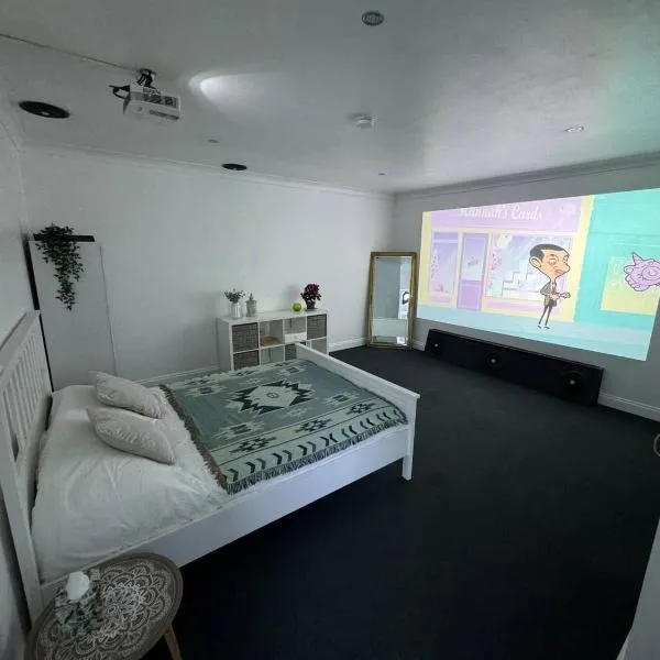 Spacious private cinema guest house, hotel in Brentwood