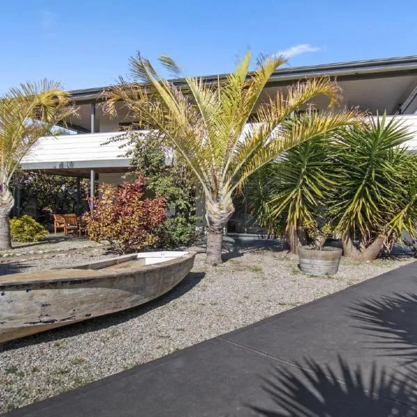 Little Boat Beach House at Aldinga Beach by Wine Coast Holiday Rentals, hotel in Aldinga Beach