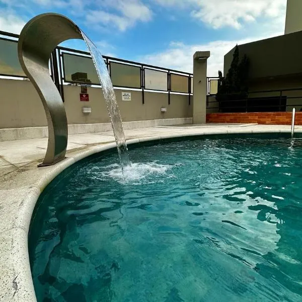 Cosmopolitan PRAIA Flat com Estacionamento Grátis - Gonzaga - Ap 76, hotel in Santos