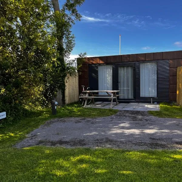 B&B Privé Tiny House Bij Zee, hotel in Stellendam