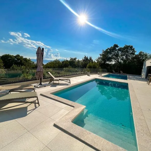 Luxury Apartment in Nature with Pool & Gym, hotel u Kostreni