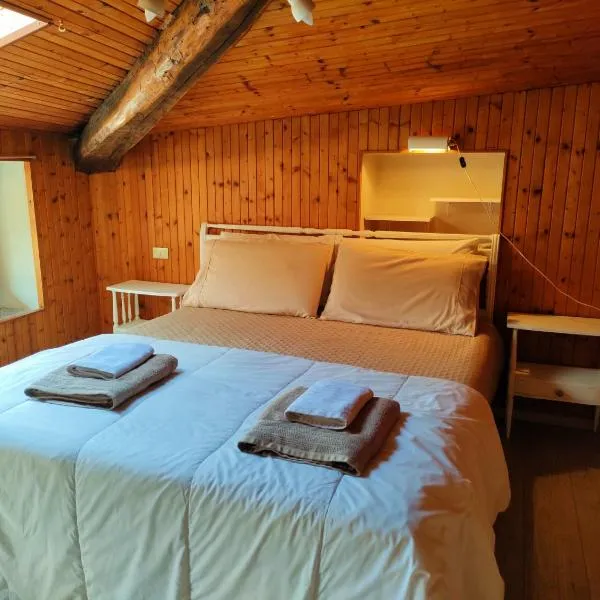 Affascinante Mansarda nel Cuore di Brunate, hotel v destinácii Brunate
