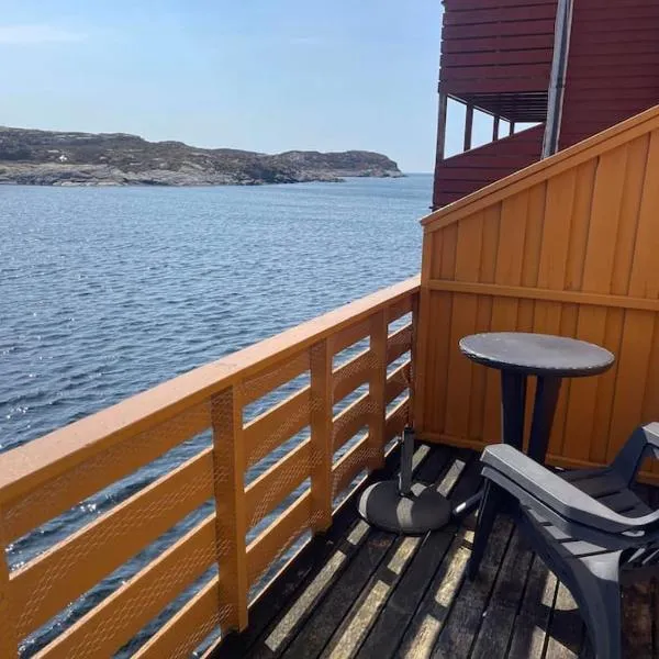 Seaside apartment with balcony A1, hotel in Nautnes