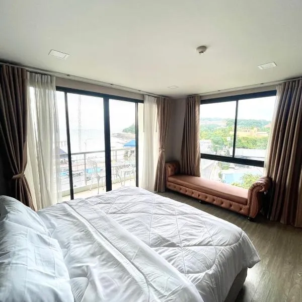 The High One Condominium, hotel in Ban Laem Thaen