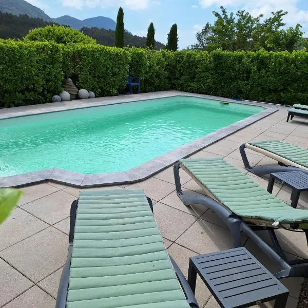 Viesnīca Villa les terre rouges avec piscine , chambres d hôtes pilsētā Arques