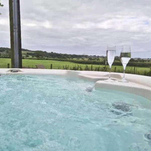 Bowland Breaks-A Luxury Barn Conversion with Optional Hot Tub, Log burner and countryside views、ロングリッジのホテル