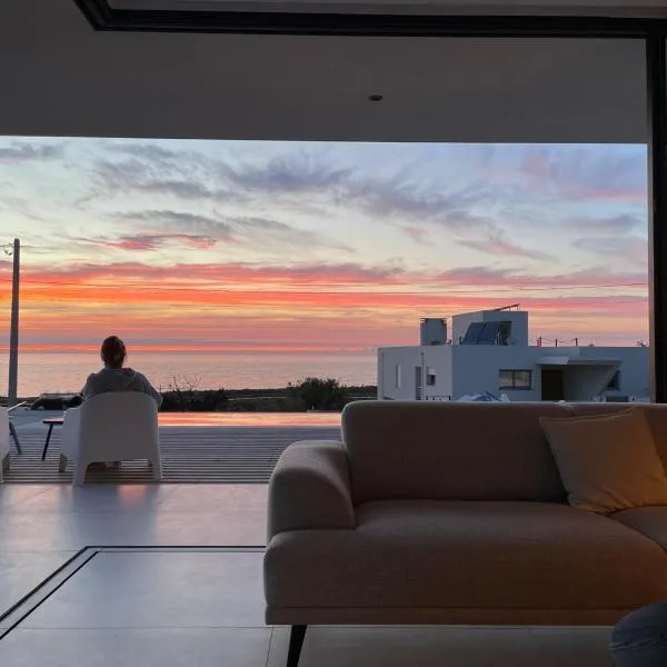 Exclusive Beach House with full sea view, Luxury and Comfort by the Sea, hotel in Murtinheira
