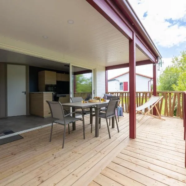 Chalet Haizea climatisé 2 à 4 pers 2 sdb calme avec piscine à Hasparren Pays Basque 25 min des plages、アスパレンのホテル