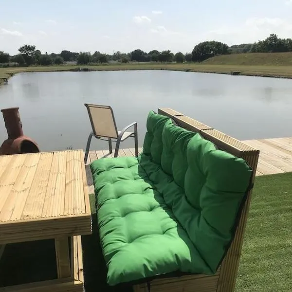 Cabin in beautiful countryside with private lake, hotel v destinaci Doncaster