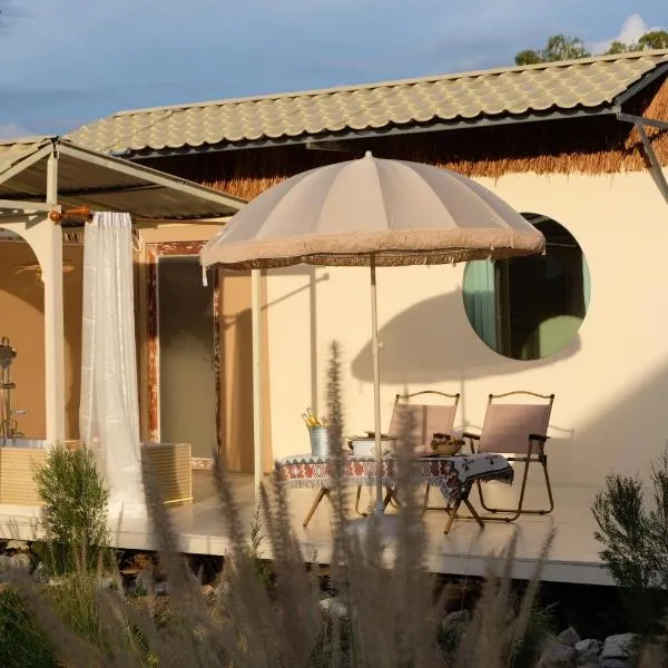 นานาก๋างโต้ง คาเฟ่&Glamping، فندق في Ban Hua Hin