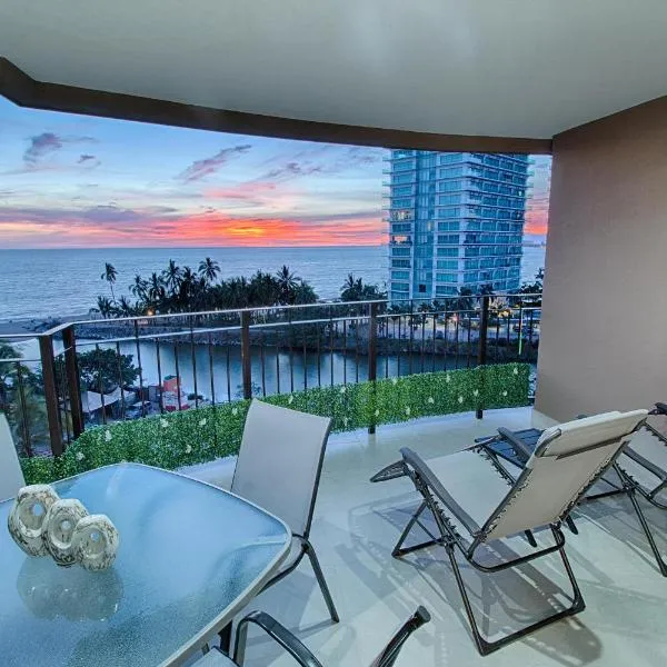 Beachfront Condo with Access to Pools, Gym, Tennis Court, hotel in Puerto Vallarta