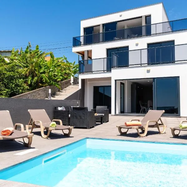 Casa Antonette, Lovely house with a pool, hotel in Calheta