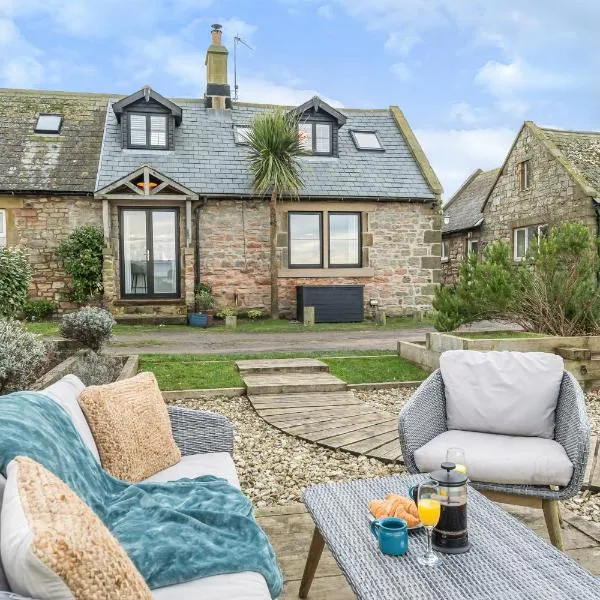 Luxurious & modern on-the-beach family retreat, hotel in Boulmer