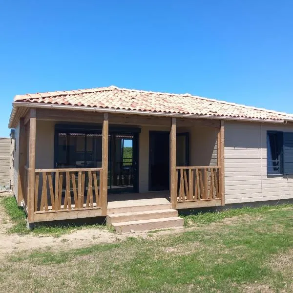 Chalet dans domaine avec piscine, Hotel in Marzan